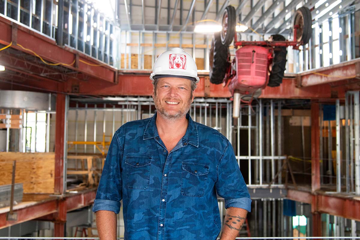 Blake Shelton in Hard Hat at Ole Red Gatlinburg hard hat tour – photo by Erika Goldring