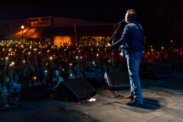 Blake Shelton performs at the ORT